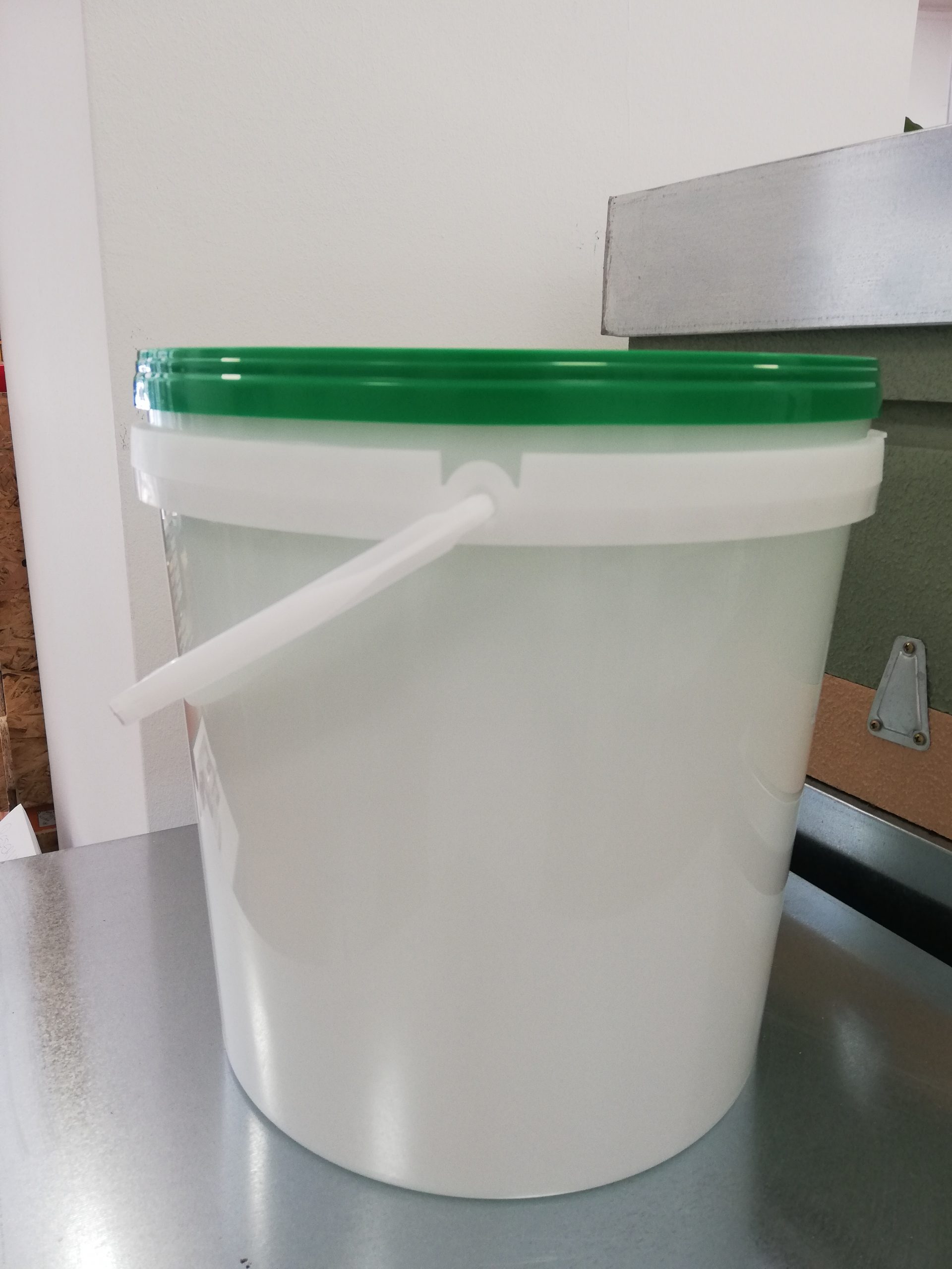 Cubo de basura de 70 litros de color blanco. Apto para uso alimentario